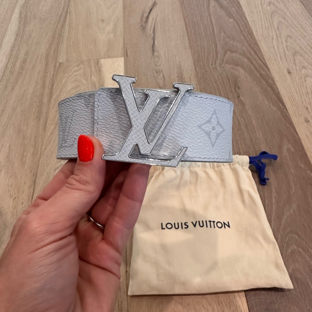 Men’s white Louis vuitton logo belt